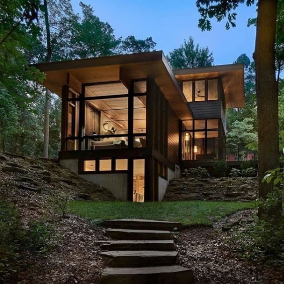 casa de luxo e moderna na floresta