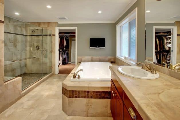 Banheiro com banheira e closet integrados