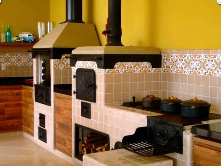 Belo modelo de cozinha rustica com churrasqueira e fogao a lenha
