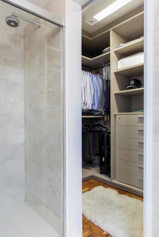 Closet com banheiro integrado oferecem ao usuario agilidade e praticidade