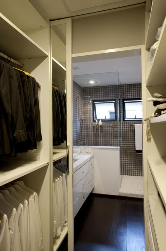 Closet com banheiro pequeno em espaco integrado