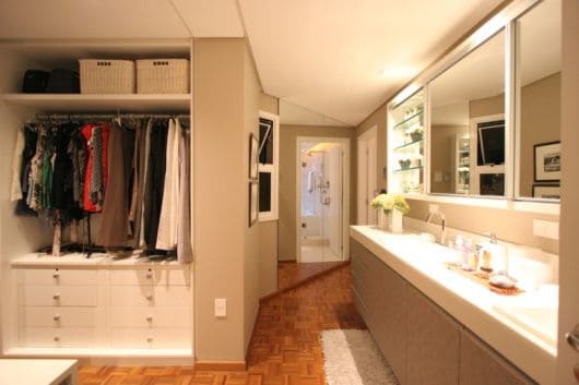 Closet simples com banheiro integrado