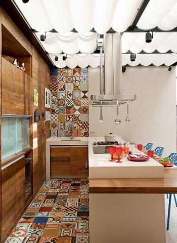 Cozinha colorida no estilo rustico