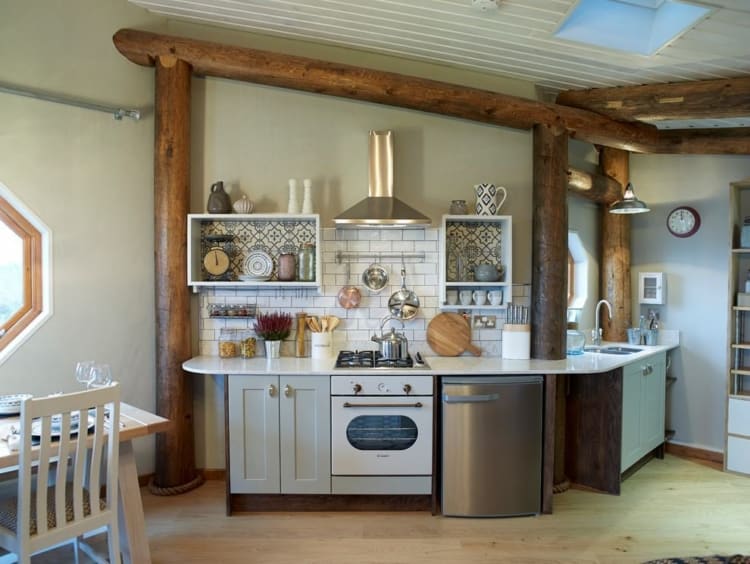 Cozinha pequena com decoracao simples e rustica