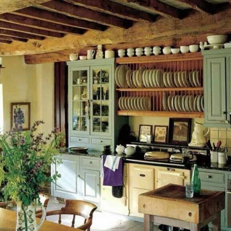 Cozinha pequena com linda decoracao rustica