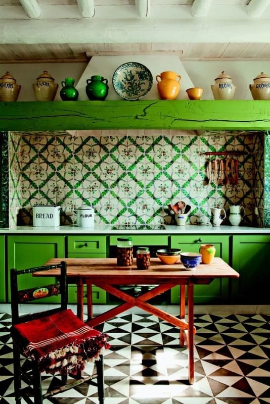 Cozinha rustica colorida com tons verdes em destaque