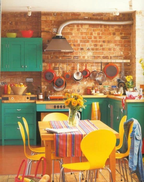 Cozinha rustica colorida com um mix de tons super interessante