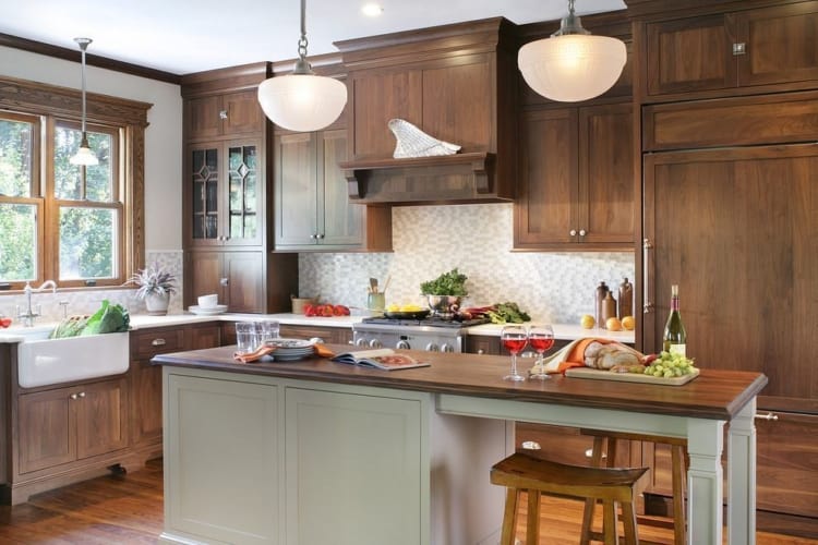 Cozinha rustica com moveis planejados oferecem ao ambiente uma linda decoracao