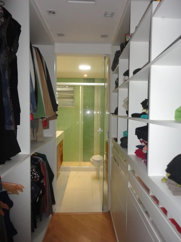 Espaco integrado com closet e banheiro integrado