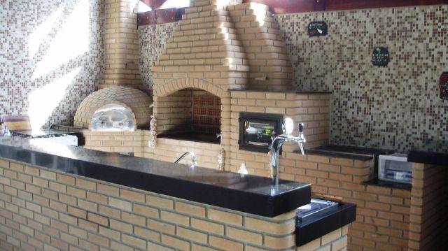 Modelo de cozinha rustica com churrasqueira e fogao a lenha