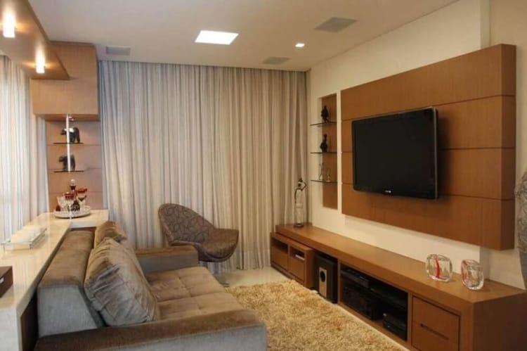 O uso de painéis para decoração e para suporte da TV é uma boa opção para dar mais espaço ao ambiente