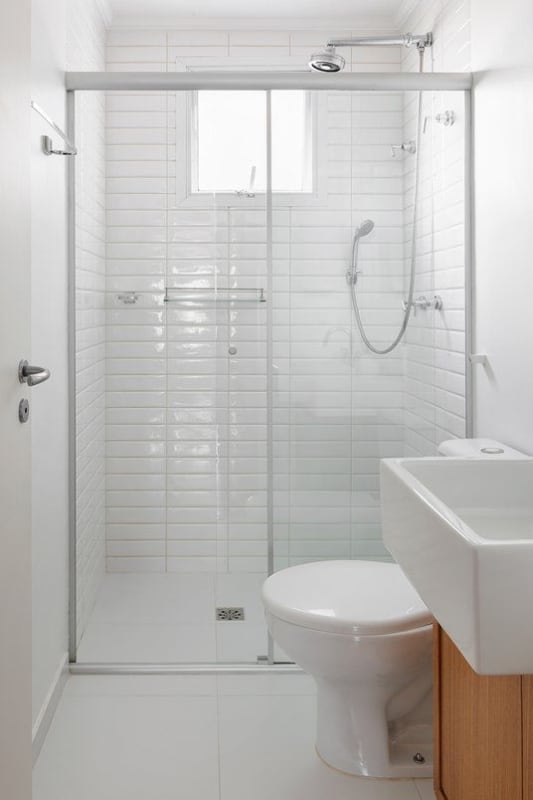 banheiro pequeno com azulejo metro de rejunte branco