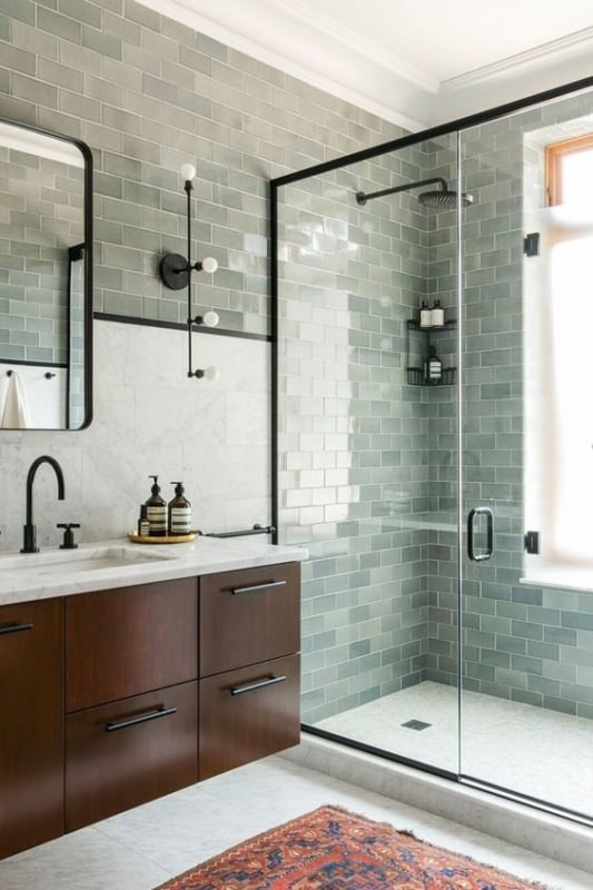 banheiro estilo industrial com azulejo de metro cinza