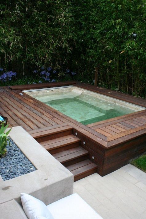 piscina elevada pequena com deck e escadas de madeira