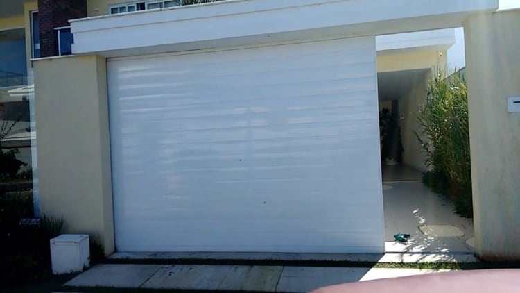 fachada de casa com portao de aluminio de correr