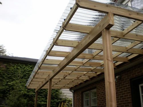 pergolado de madeira com telha ondulada transparente