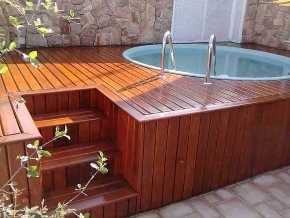 piscina redonda elevada com deck de madeira