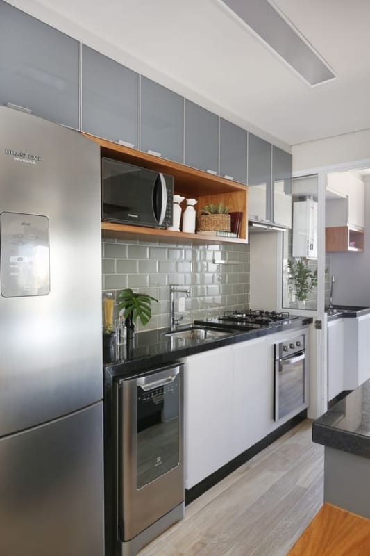 cozinha pequena com azulejo de metro cinza