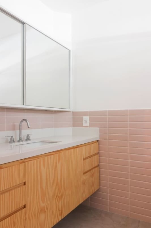 banheiro com meia parede de azulejo metro rosa