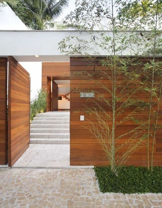 casa moderna com portao de madeira pivotante