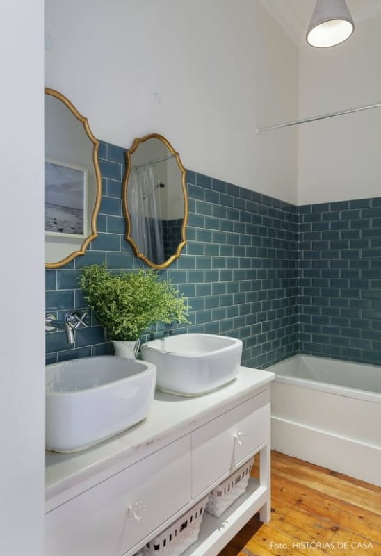 banheiro com azulejo metro azul em meia parede