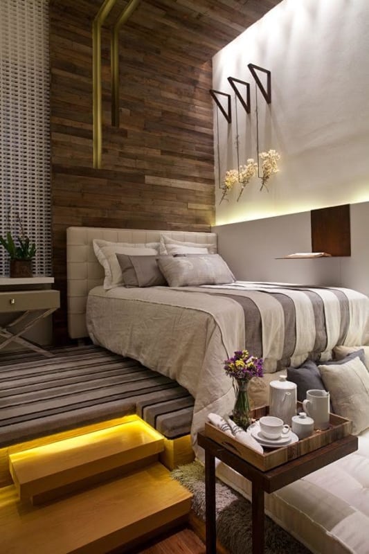 quarto moderno com parede de madeira rustica