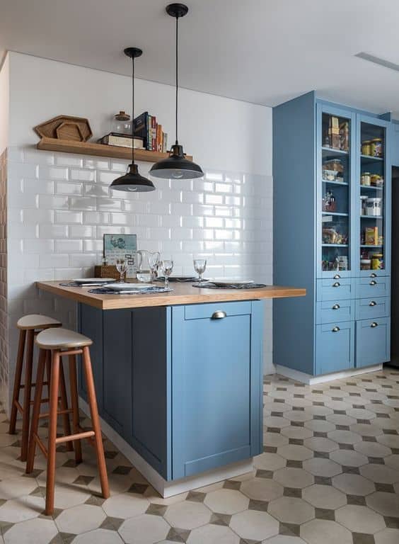 cozinha com azulejo de metro white e armarios azul