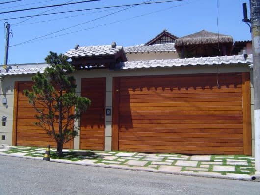 8 fachada de casa com portao de madeira