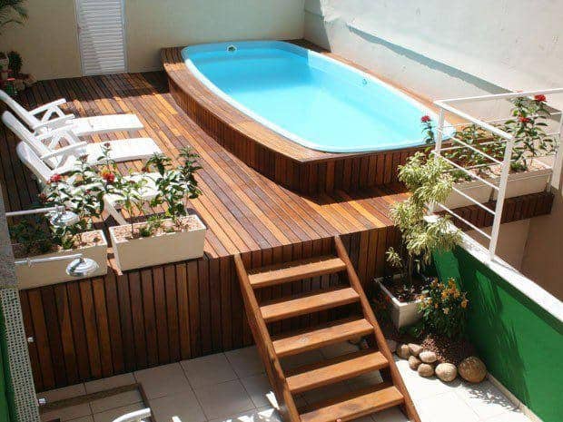 piscina de fibra acima do solo com deck de madeira