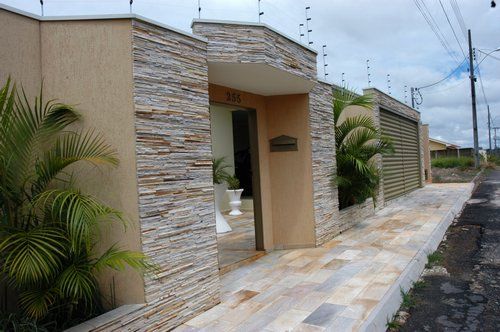 fachada de casa com calcada de pedra Sao Tome amarela