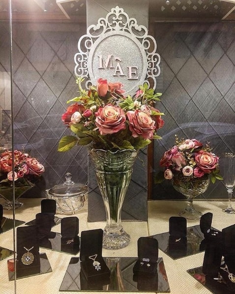 vitrine de loja de acessorio com arranjos de flores para dia das maes