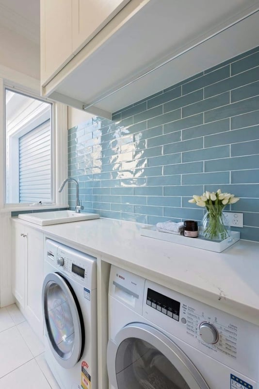 lavanderia pequena com azulejo metro azul claro