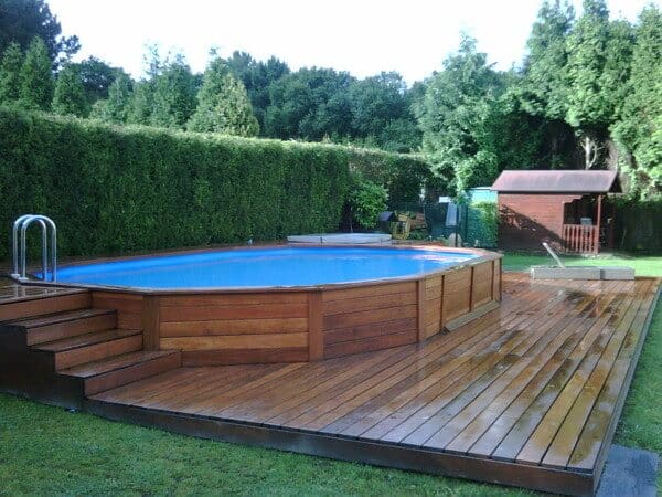 piscina elevada simples com deck de madeira