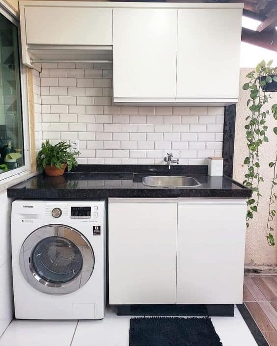lavanderia simples com azulejo de metro white