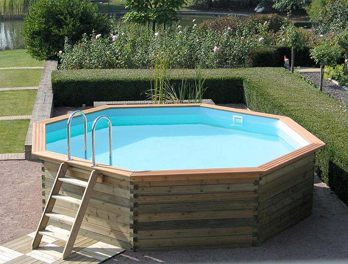 piscina elevada simples com revestimento de madeira