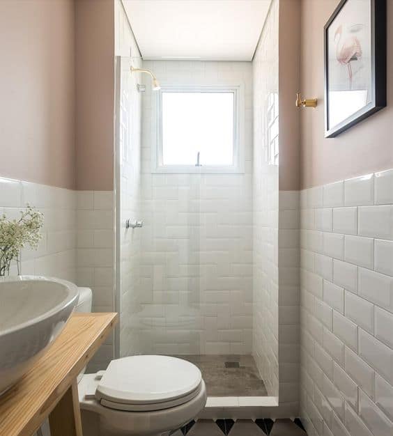 banheiro rosa com meia parede de azulejo metro white
