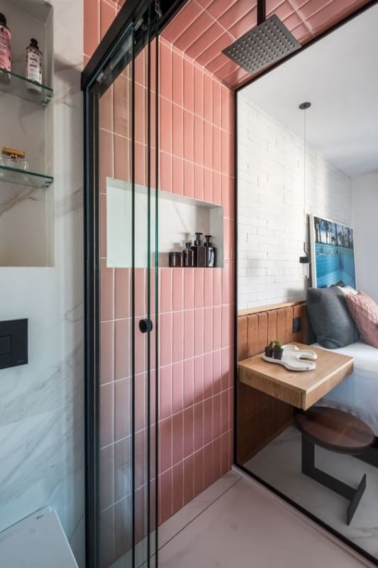 banheiro integrado ao quarto com azulejo de metro rosa