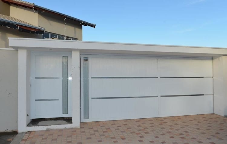 fachada de casa com portao de aluminio