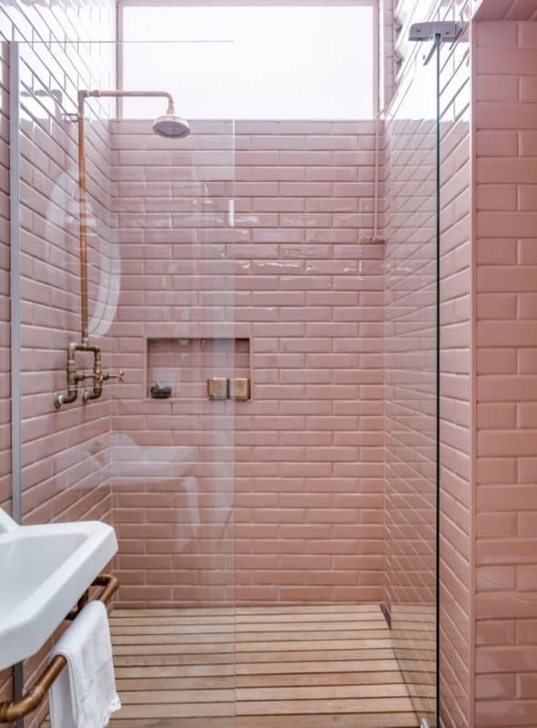banheiro rosa com azulejo de metro