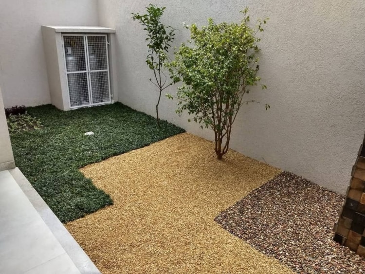 jardim simples e pequeno com grama japonesa