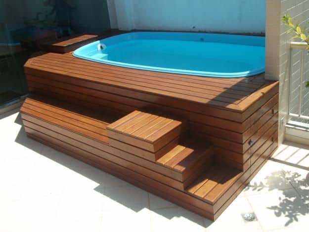 piscina de fibra elevada com deck de madeira