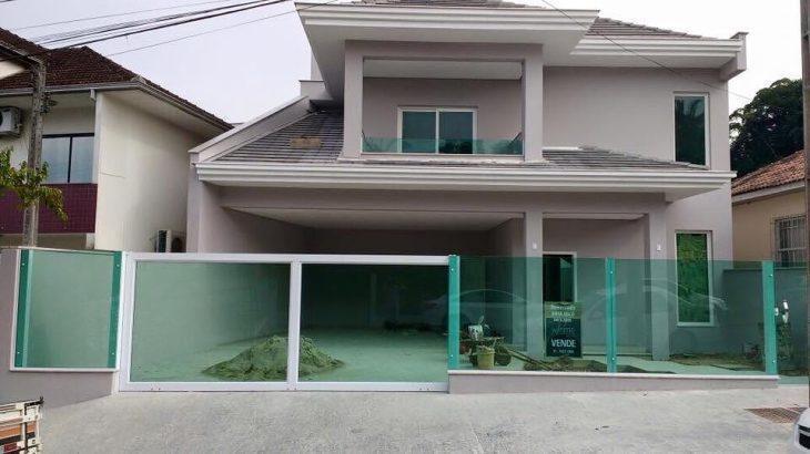 casa com portao de vidro verde