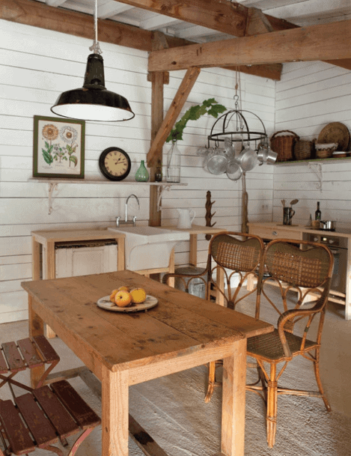 cozinha rustica com parede de madeira pintada de branco