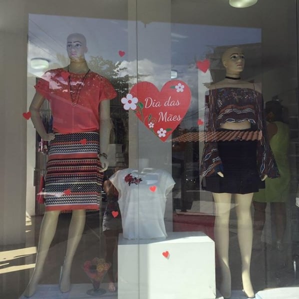 vitrine simples de loja de roupa com adesivo de dia das maes