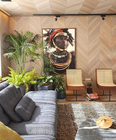 papel de parede que imita madeira decorando sala de estar