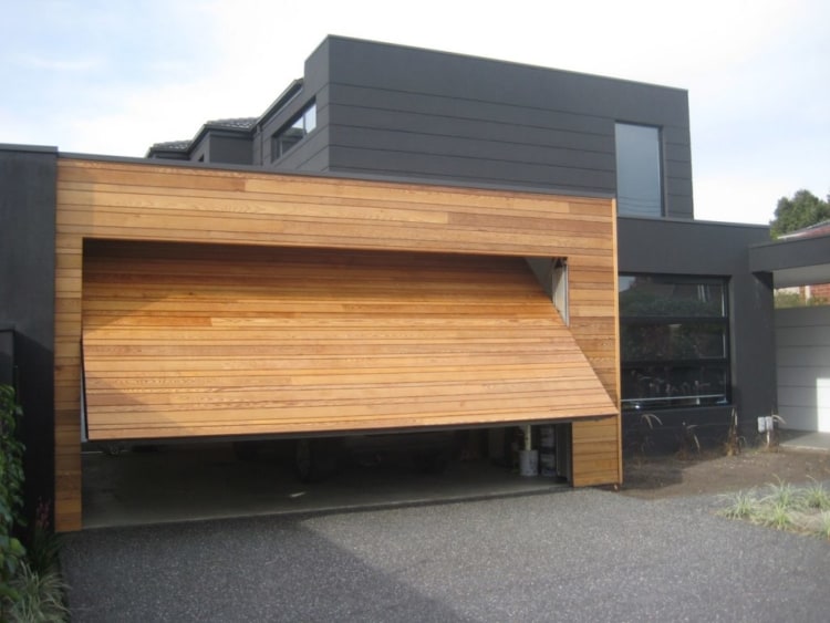 fachada moderna com portao basculante de madeira