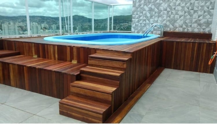 piscina elevada na sacada com deck de madeira