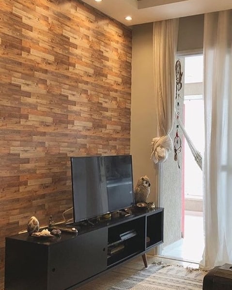 sala pequena com papel de parede imitando madeira