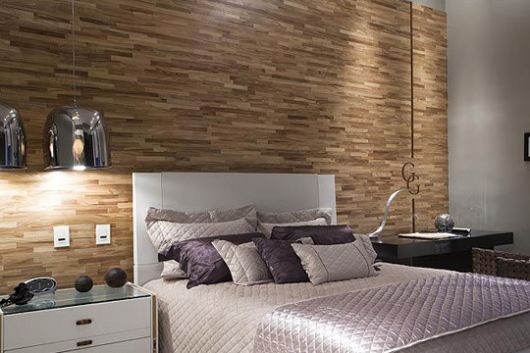 quarto de casal com papel de parede imitando madeira