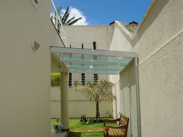 area externa com pergola coberta com vidro